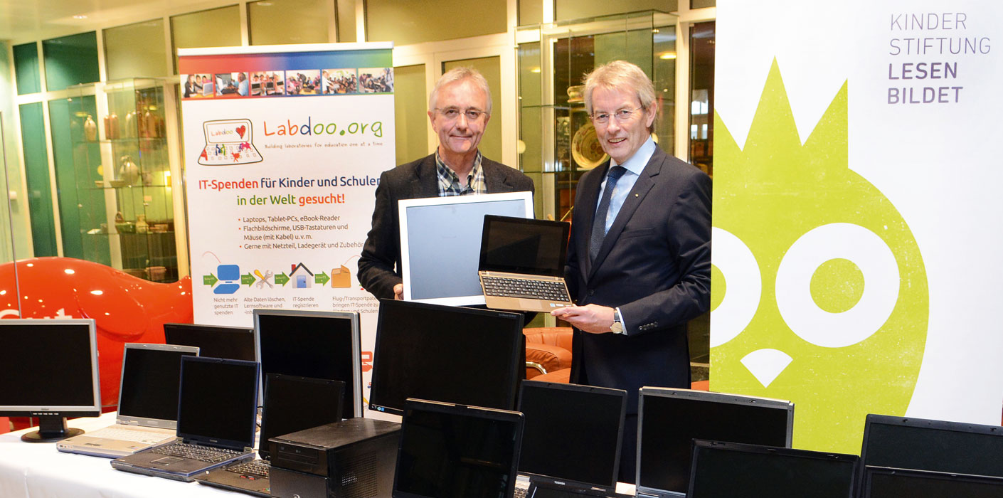 Ralf Hamm von Labdoo (links) und Heinz Mölder freuen sich über die zahlreichen IT-Spenden. 