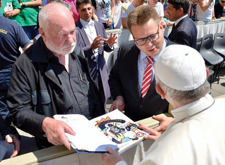 Otmar Alt bei seiner Buchübergabe mit Papst Franziskus