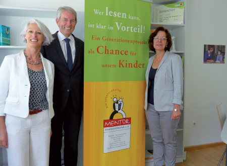 Über die Kooperationsvereinbarung freuen sich MARGRET SCHAAF (L.) UND HUGUETTE MORIN-HAUSER, 1. und 2. Vorsitzende des MENTOR-Bundesverbandes, sowie HEINZ MÖLDER.