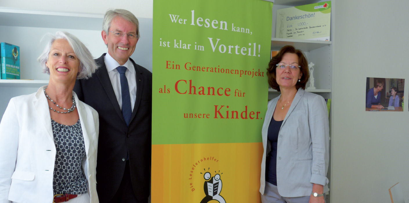 Über die Kooperationsvereinbarung freuen sich MARGRET SCHAAF (L.) UND HUGUETTE MORIN-HAUSER, 1. und 2. Vorsitzende des MENTOR-Bundesverbandes, sowie HEINZ MÖLDER.