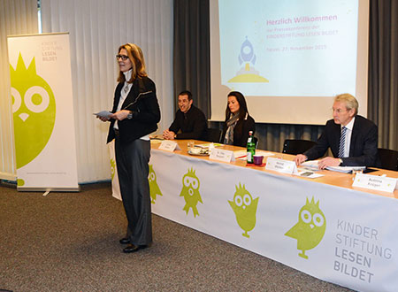 Dr. Elke Nujahr begrüßt die Gäste der Pressekonferenz