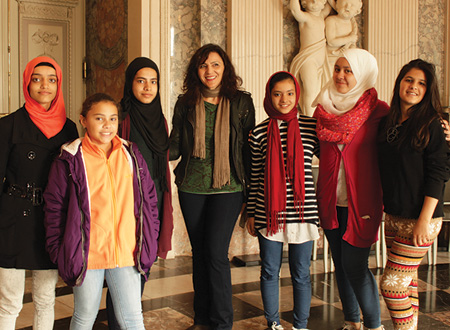 Workshop-Leiterin aygen-sibel Çelik mit den teilnehmenden Kindern und Jugendlichen