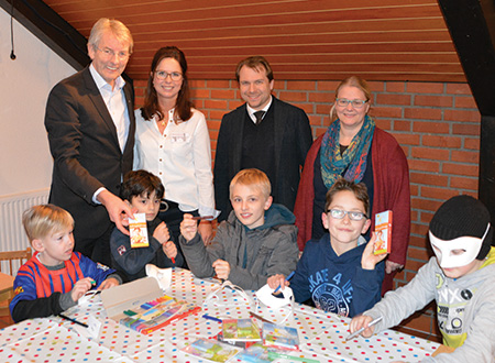 v.l.n.r. heinz mölder, heike hendrich (Tafel Rommerskirchen), Schirmherr Bürgermeister dr. martin mertens, friederike winterberg (Leiterin »Just in«)
